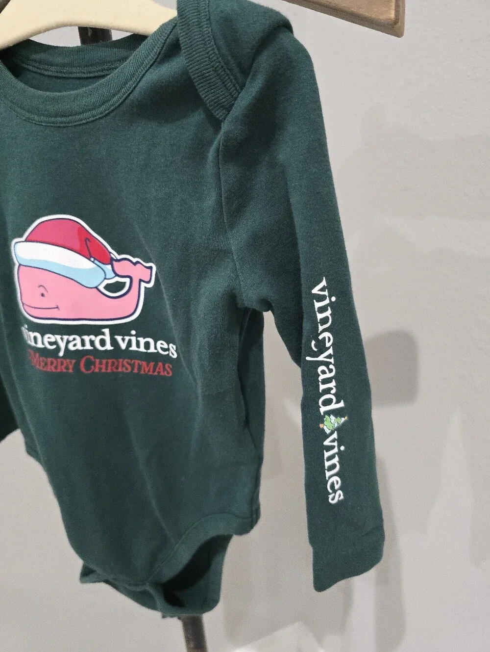 Vineyard Vines Baby Long Sleeve Holiday Onesie - Green with Pink Whale 18-24 M